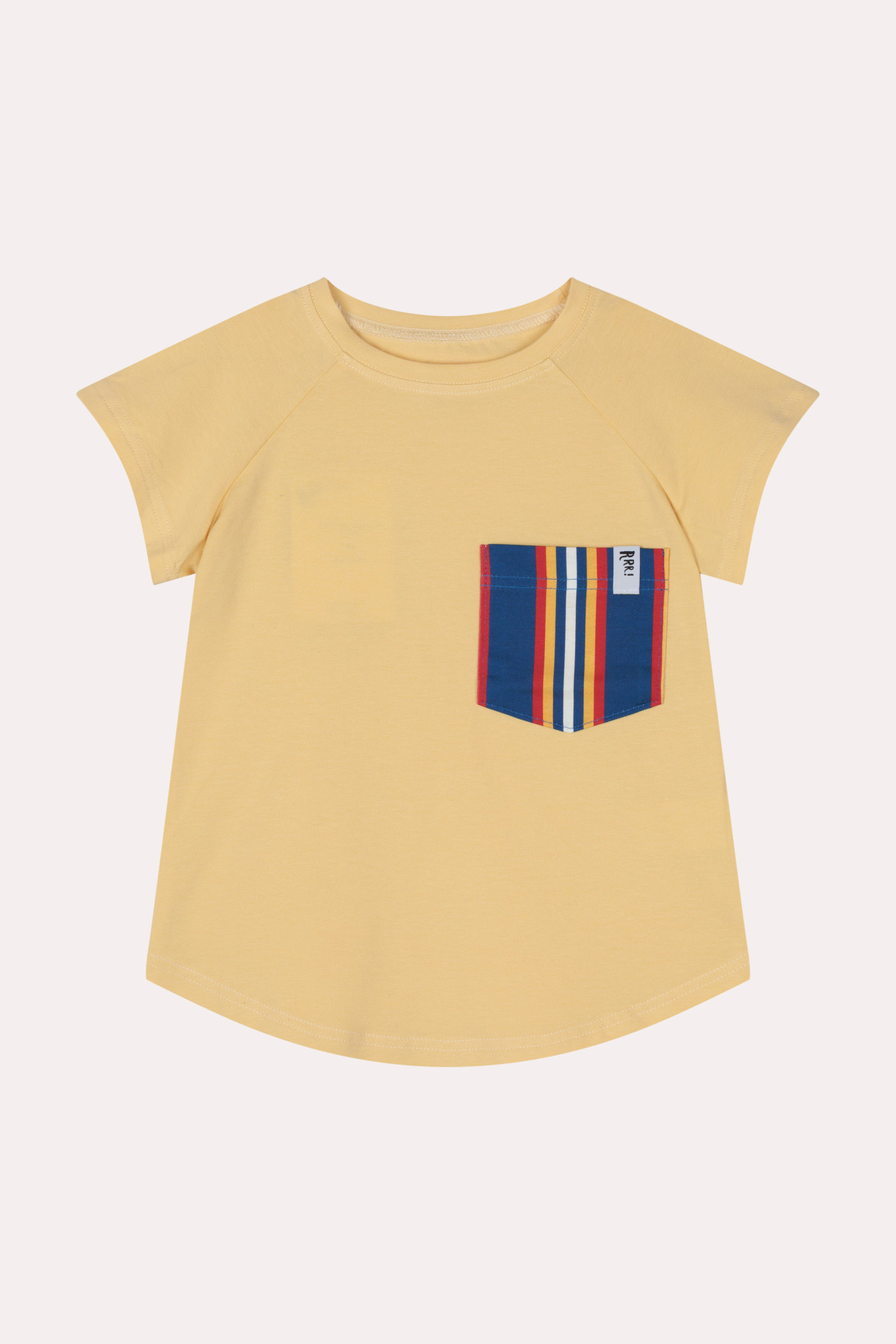Camiseta amarilla con bolsillo a rayas