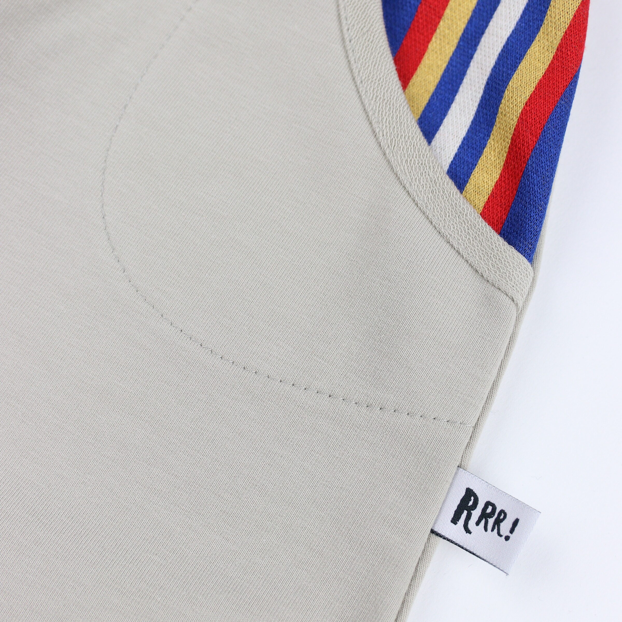 Short beige con bolsillo a rayas