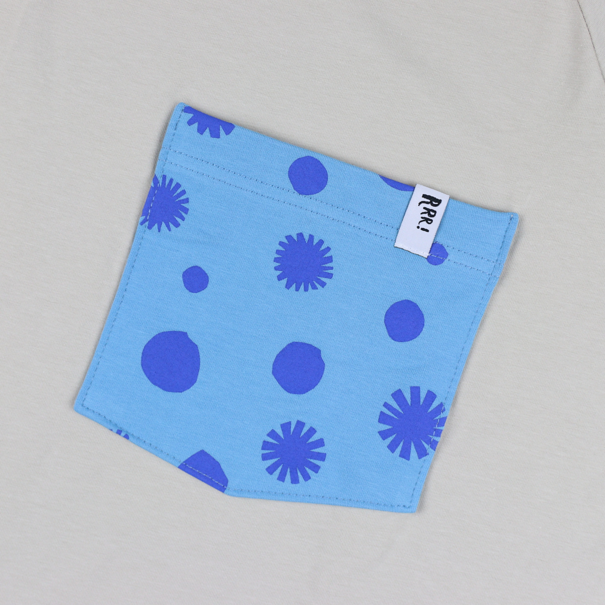 Camiseta beige con bolsillo de lunares