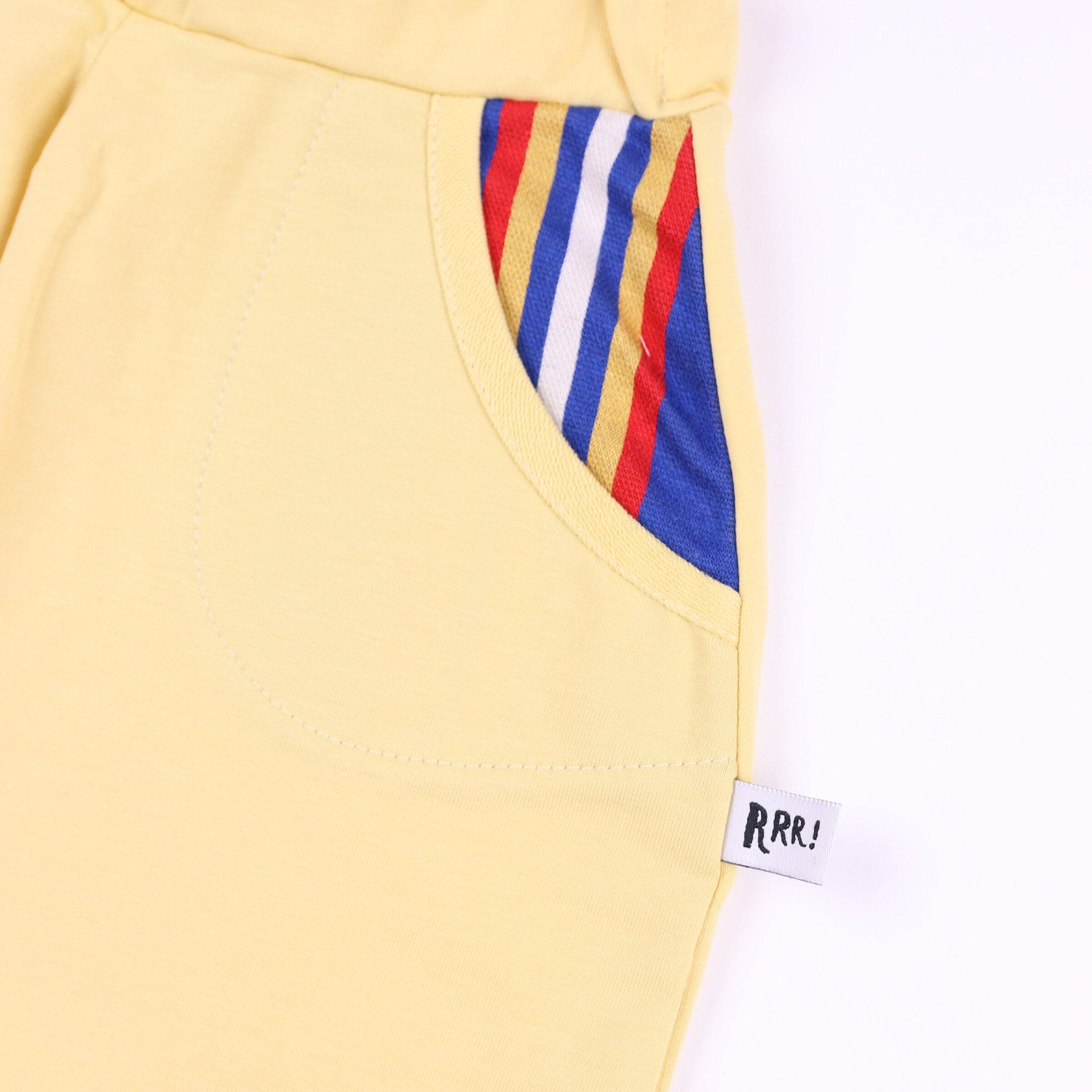 Short amarillo con bolsillo a rayas
