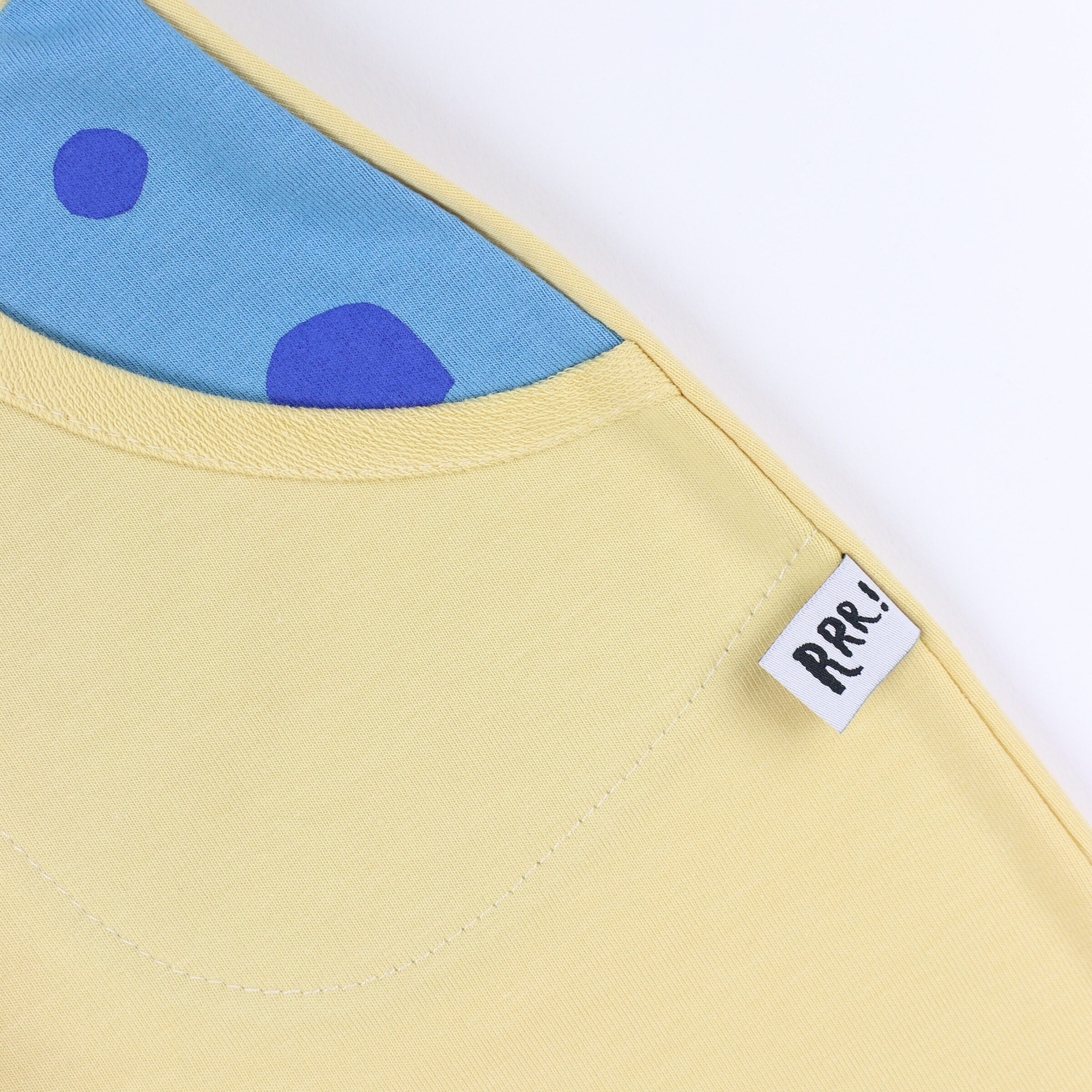 Short amarillo con bolsillo de lunares