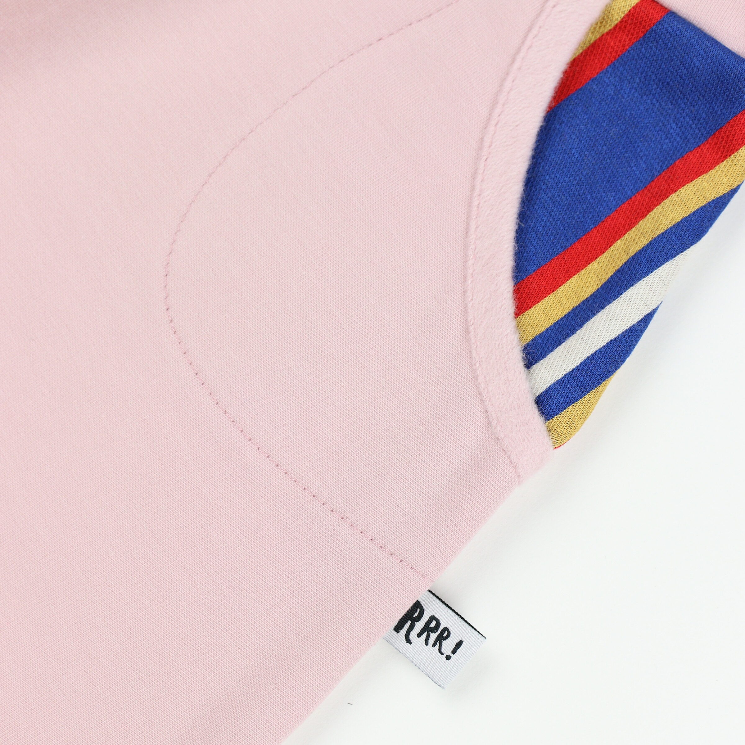 Short rosa con bolsillo a rayas