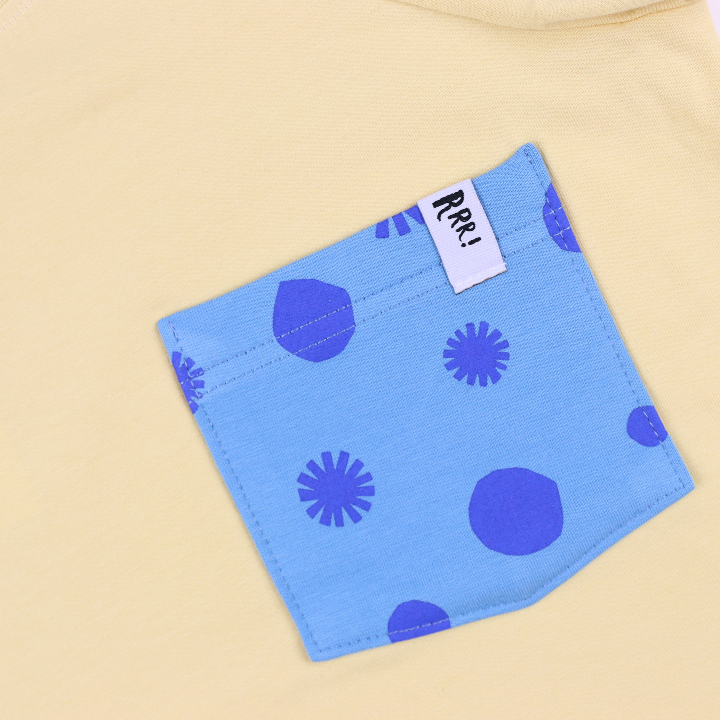 Camiseta amarilla con bolsillo de lunares